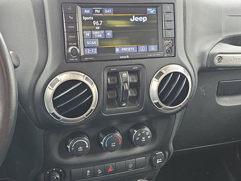 Used 2018 Jeep Wrangler Unlimited Sahara image 14