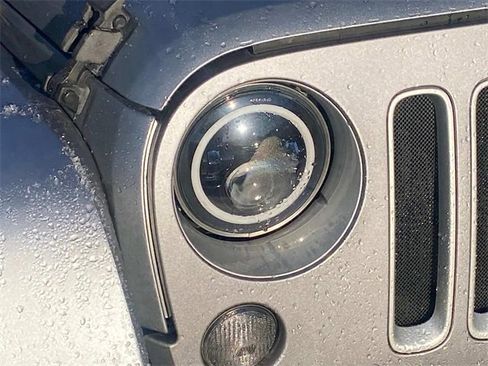 Used 2017 Jeep Wrangler Unlimited Sahara image 4