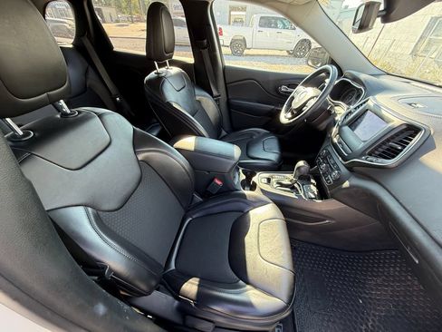 Used 2019 Jeep Cherokee Latitude Plus FWD image 4