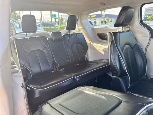 Certified 2023 Chrysler Pacifica Limited FWD image 18