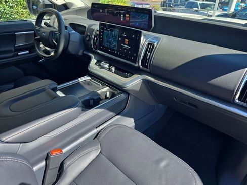 Used 2025 Ford Expedition Platinum w/ Driver's Package image 32