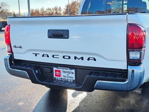 Used 2022 Toyota Tacoma SR5 w/ SR5 Appearance Package (SM) image 75