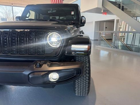 Used 2023 Jeep Gladiator Overland AWD/4WD image 10