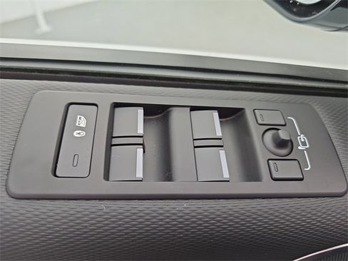 Used 2025 Land Rover Discovery Dynamic SE image 28