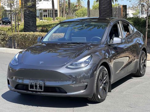 Used 2025 Tesla Model Y Long Range AWD/4WD image 24