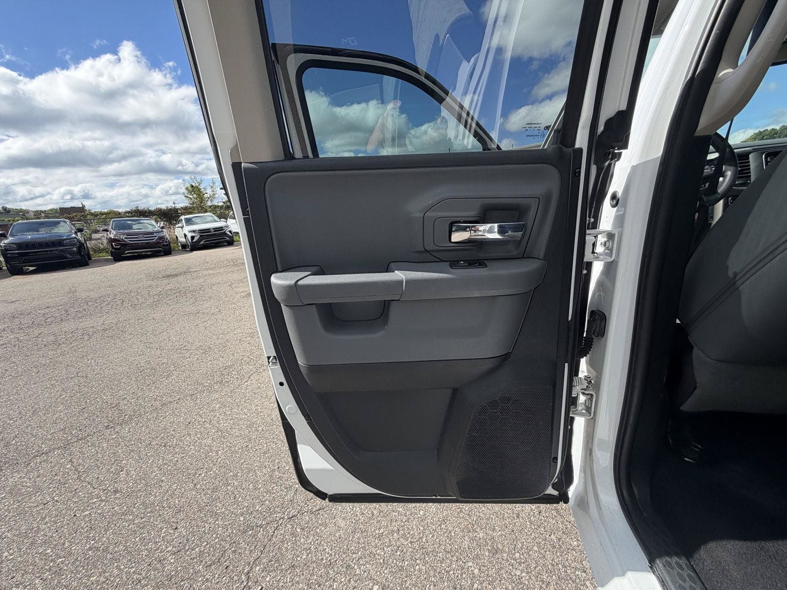 Used 2016 RAM 1500 Classic SLT AWD/4WD image 18