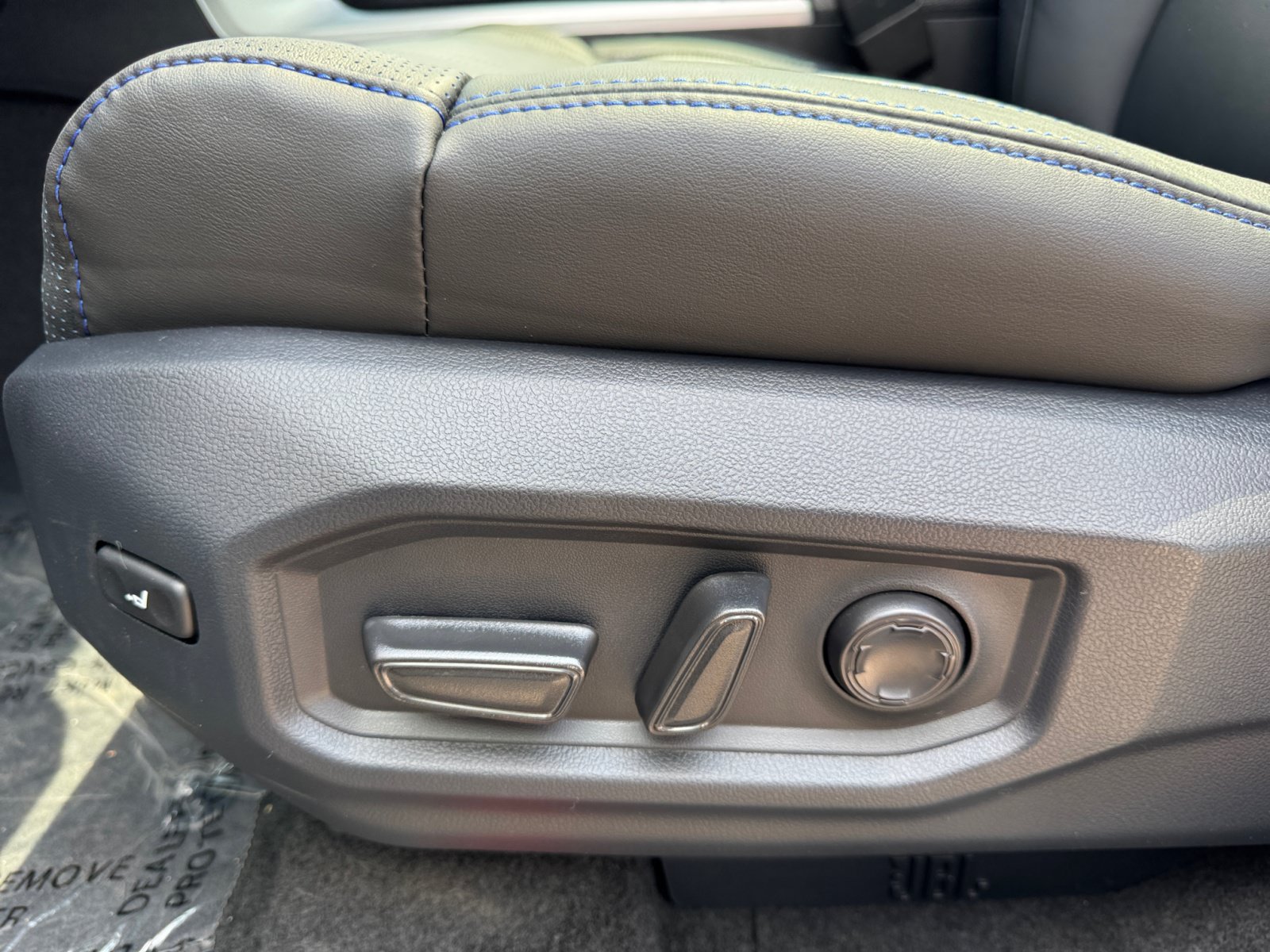 Used 2025 Toyota Sequoia Platinum AWD/4WD image 18