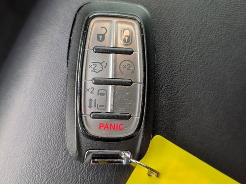 Used 2025 Chrysler Pacifica Select image 10