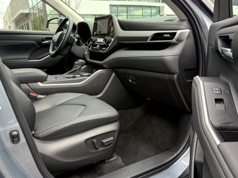 Used 2023 Toyota Highlander XLE image 10