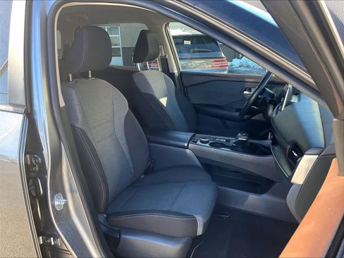 Used 2023 Nissan Rogue SV image 11