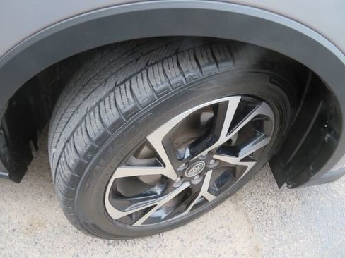 Used 2019 Toyota C-HR Limited FWD image 14