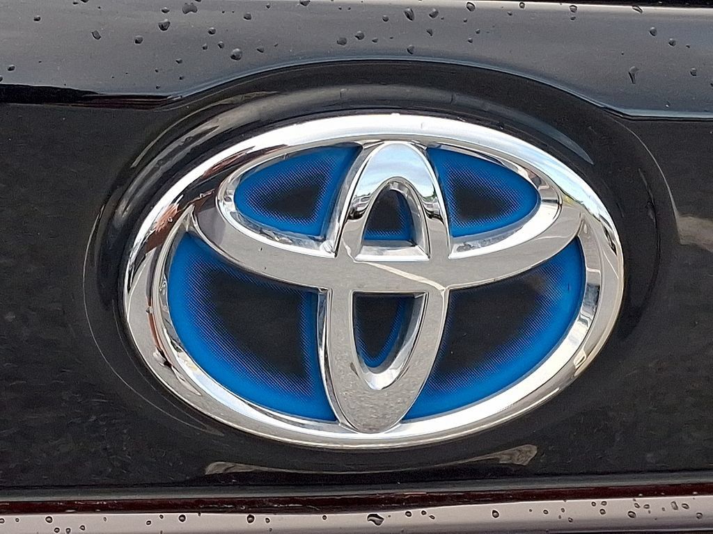 Used 2025 Toyota Corolla SE AWD/4WD image 12