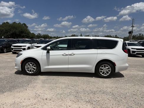 Used 2023 Chrysler Voyager LX FWD image 6