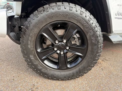 Used 2019 Jeep Wrangler Unlimited Sahara AWD/4WD image 15