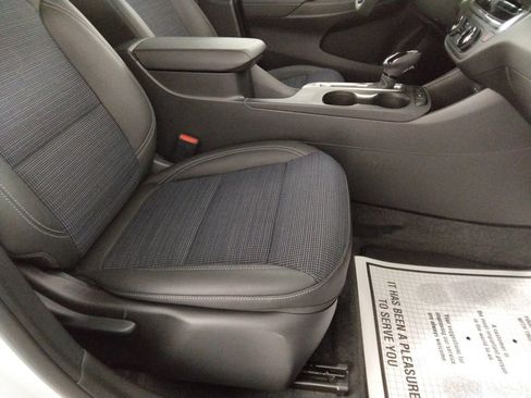 Used 2025 Buick Envista Preferred image 37