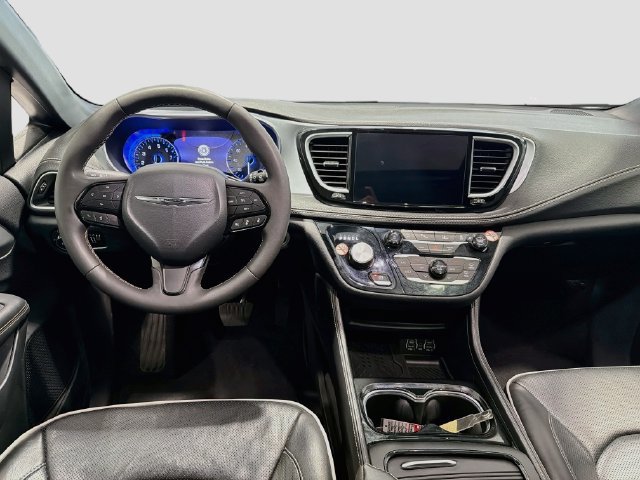 Used 2025 Chrysler Pacifica Limited FWD image 19