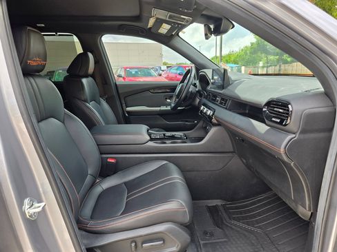 Used 2025 Honda Pilot TrailSport image 27