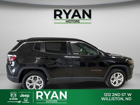Used 2024 Jeep Compass Latitude AWD/4WD image 2