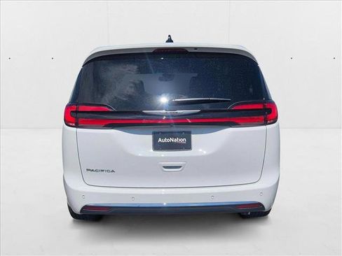 New 2025 Chrysler Pacifica Select image 5