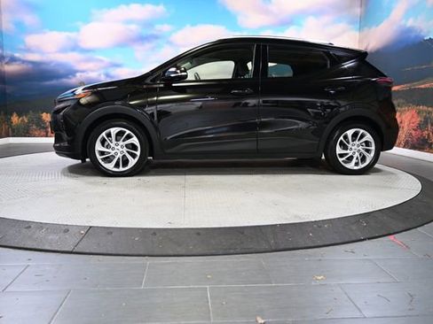 Used 2022 Chevrolet Bolt EUV LT w/ Comfort Package image 4