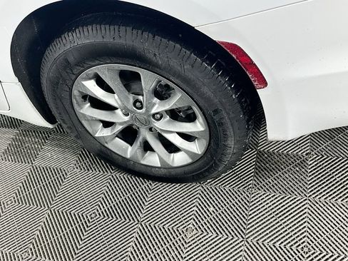 Used 2023 Chrysler Pacifica Touring-L image 39