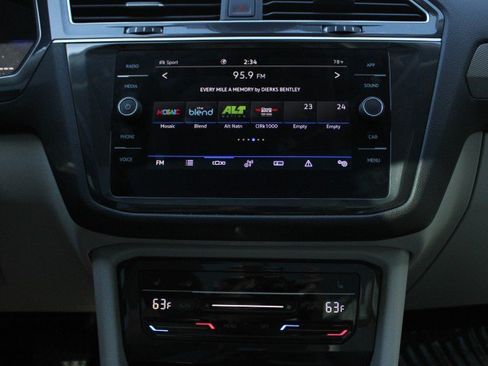 Used 2024 Volkswagen Tiguan SE w/ Panoramic Sunroof Package AWD/4WD image 21