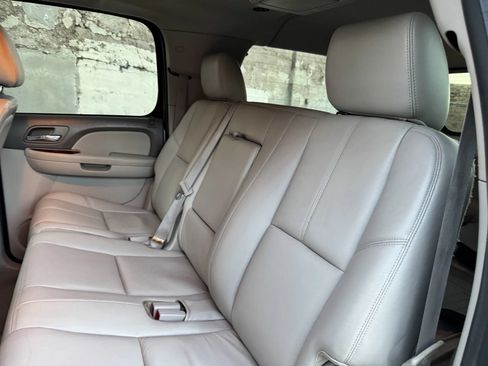 Used 2014 GMC Yukon XL SLT w/ SLT-2 Equipment Package AWD/4WD image 22