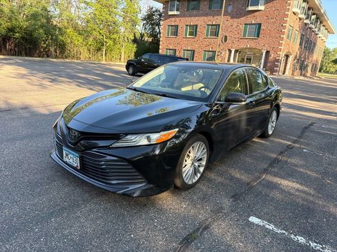 Used 2019 Toyota Camry XLE FWD image 4