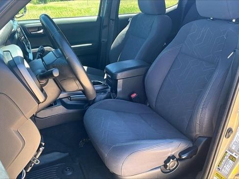 Used 2017 Toyota Tacoma TRD Sport AWD/4WD image 21