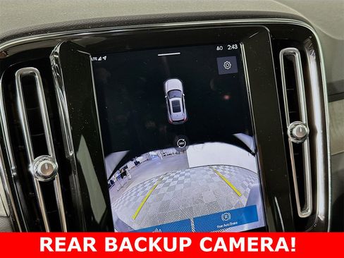 Used 2025 Volvo XC40 B5 Plus image 17