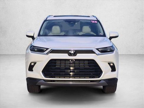 Used 2025 Toyota Grand Highlander AWD image 2