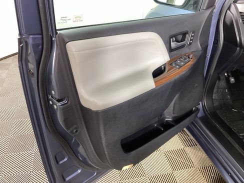 Used 2017 Toyota Sienna Limited Premium image 16