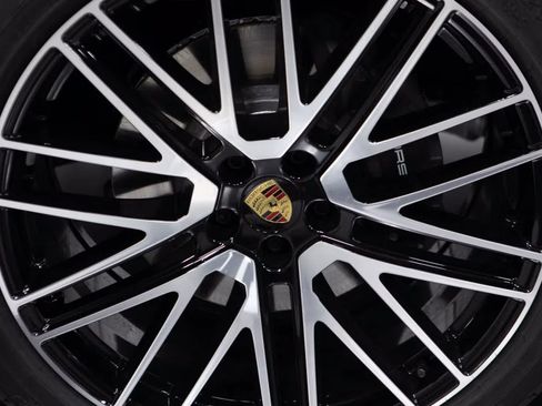 Certified 2026 Porsche Macan AWD/4WD image 11