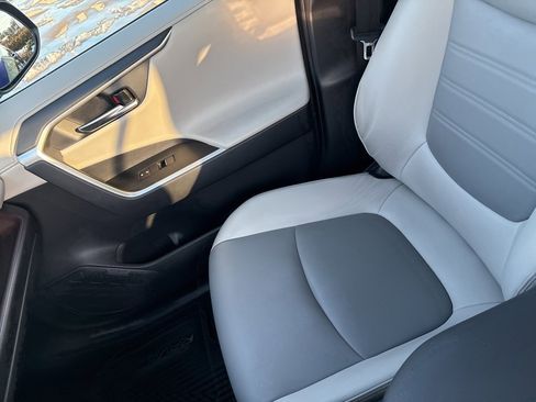 Used 2020 Toyota RAV4 Limited image 30