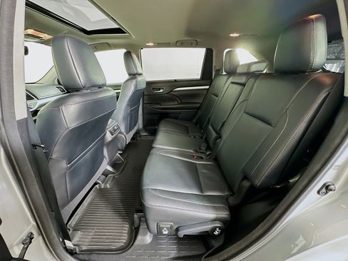 Used 2018 Toyota Highlander XLE image 30