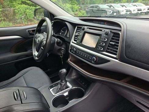 Used 2015 Toyota Highlander LE AWD/4WD image 12