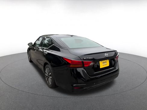 Used 2025 Nissan Altima 2.5 SV FWD image 11