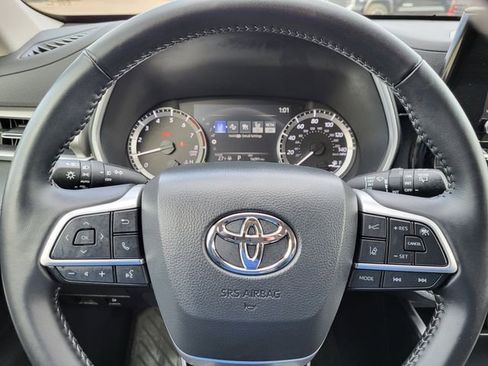 Used 2025 Toyota Highlander XLE image 15