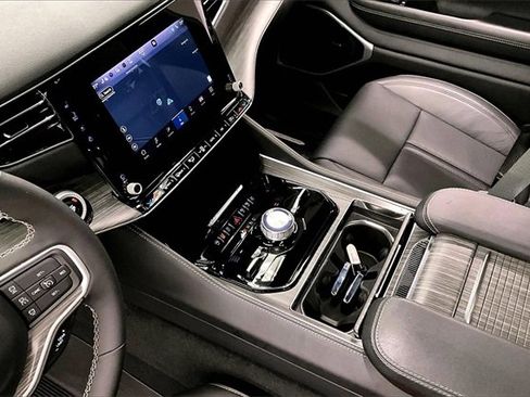 Used 2024 Jeep Wagoneer L Series III w/ Premium Group I image 13