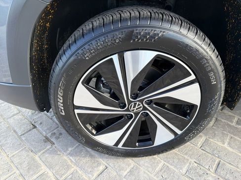 Certified 2025 Volkswagen Taos SE image 28