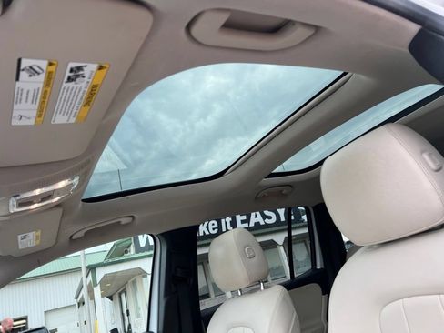 Used 2023 Mercedes-Benz GLB 250 4MATIC w/ Premium Package image 35