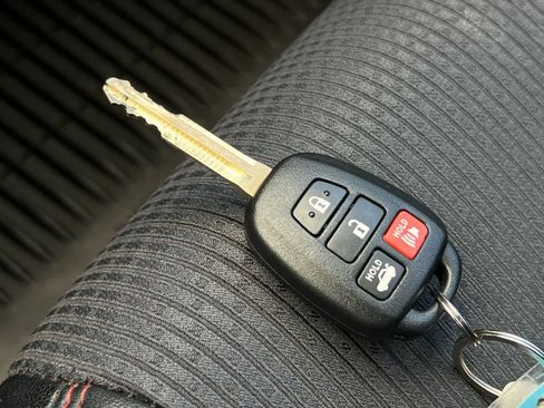 Used 2017 Toyota Camry SE FWD image 27