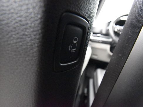 Used 2024 Kia Carnival LX image 10