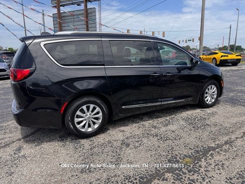 Used 2019 Chrysler Pacifica Touring-L FWD image 6