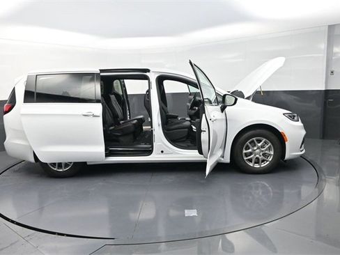 New 2026 Chrysler Pacifica Select image 32