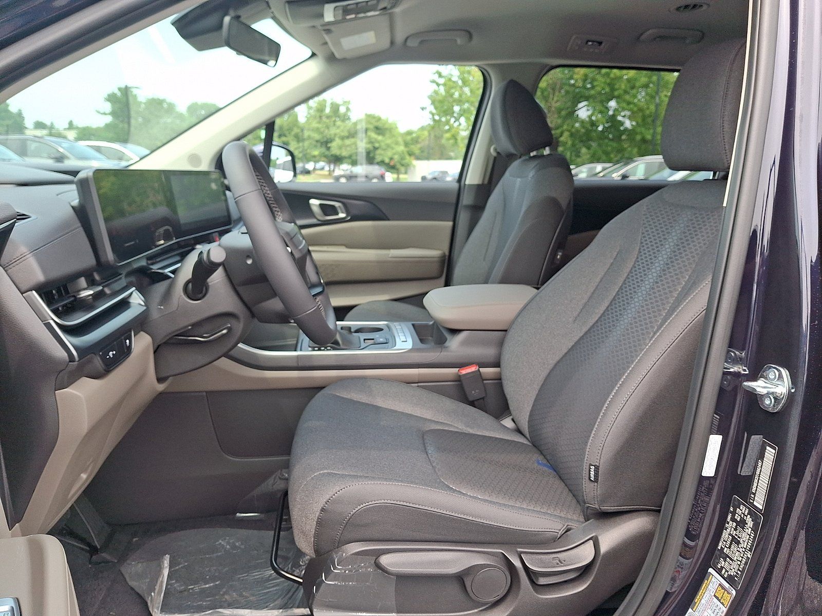 New 2027 Kia Carnival LX FWD image 10