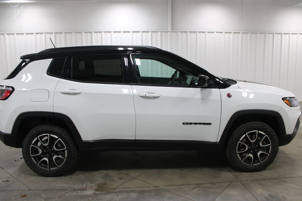Used 2025 Jeep Compass Trailhawk AWD/4WD image 11