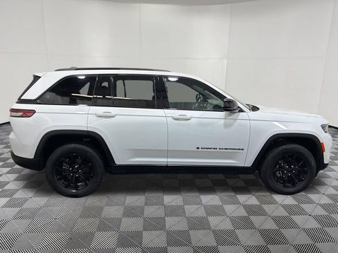 Used 2025 Jeep Grand Cherokee Altitude AWD/4WD image 8