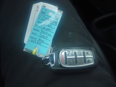 Used 2025 Chrysler Pacifica Select image 34