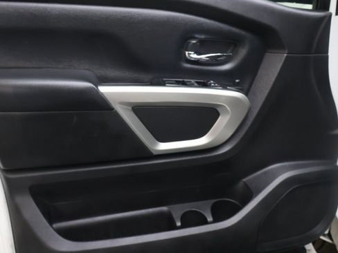 Used 2018 Nissan Titan SV image 15